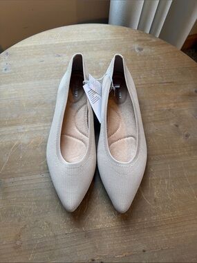 Old Navy Pointed Knit Flats in Light Beige